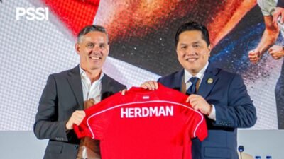 John Herdman (kiri) segera mendapatkan pemain baru untuk Timnas Indonesia.