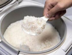 Rice Cooker Mengeluarkan Bau Tak Sedap? Cek 5 Penyebab Umumnya