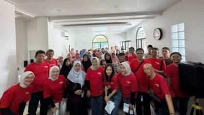 Foto bersama usai penyerahan bantuan.