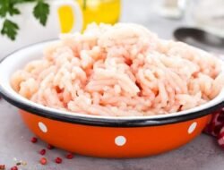 Hati-Hati! Mencuci Ayam Mentah Bisa Picu Kontaminasi Silang di Dapur