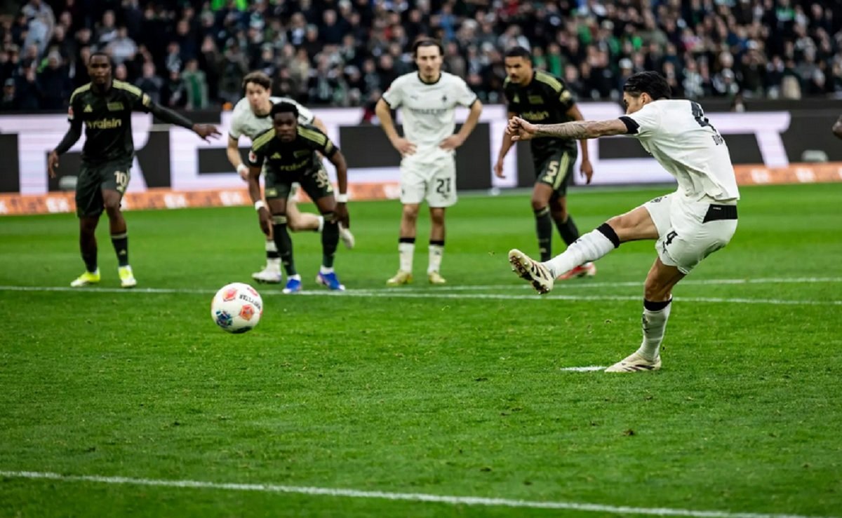 Kevin Diks cetak gol penalti di laga Borussia Monchengladbach vs Union Berlin.