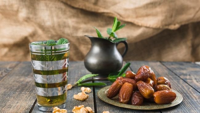 Air nabeez dan khamr sama-sama terbuat dari kurma. Namun proses perendaman kurma terlalu lama bisa menghasilkan khamr yang mengandung alkohol.