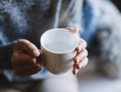 Kapan Waktu Terbaik Minum Air Hangat? Ini Penjelasan Ahli