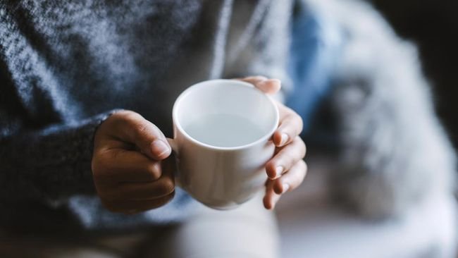 Minum air hangat terbukti bermanfaat buat kesehatan pencernaan. Kapan waktu terbaik minum air hangat?
