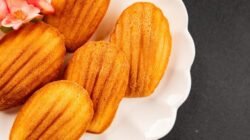 Butter tteok sedang tren di Korea Selatan dan Indonesia. Kamu bisa membuat sendiri di rumah dengan resep butter tteok sederhana berikut ini.