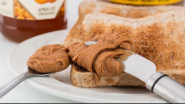 Perdebatan soal cara penyimpanan selai kacang di kulkas atau cukup di suhu ruang masih kerap muncul.