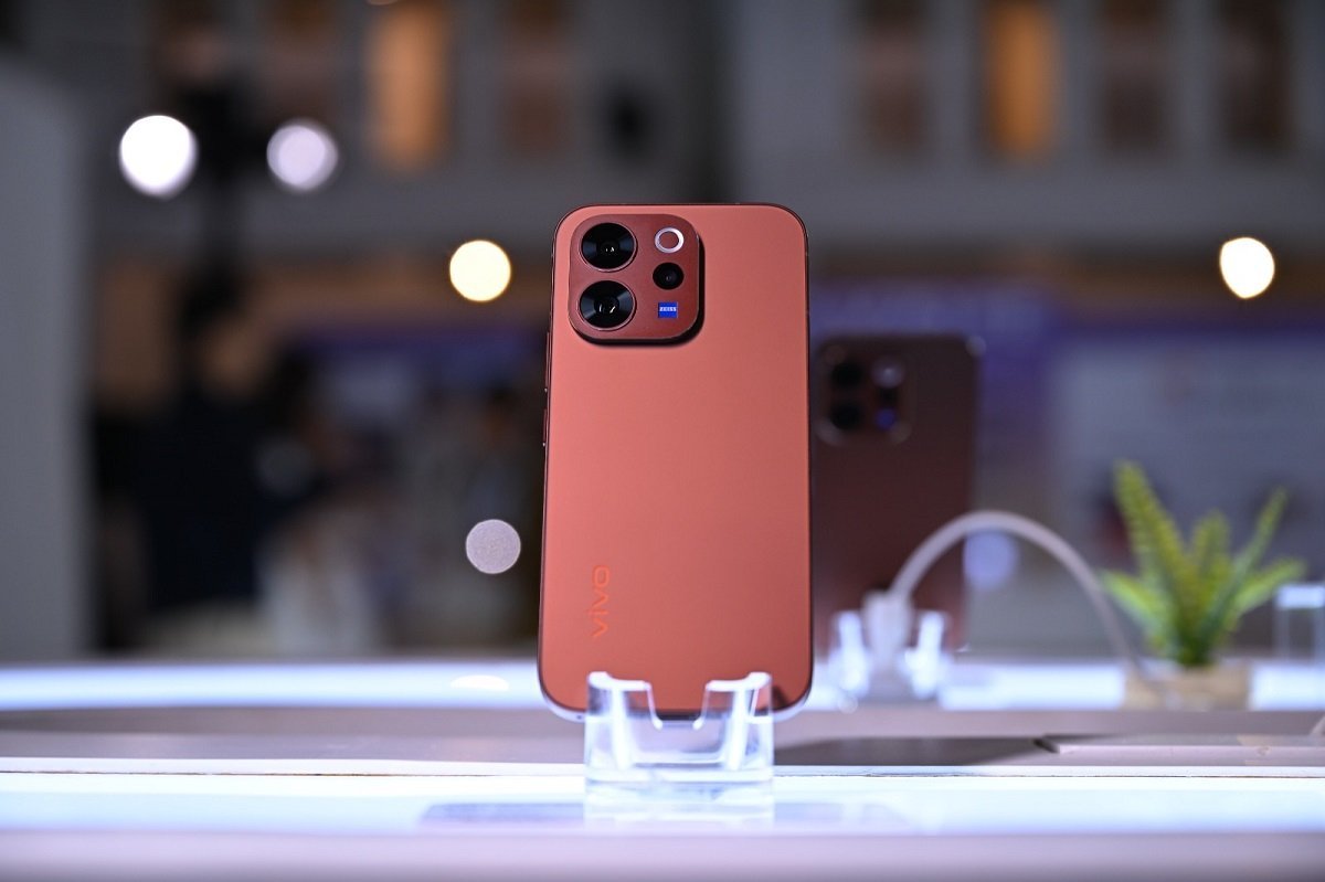 Vivo V70 hadir dalam varian dengan kapasitas penyimpanan lebih besar.