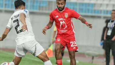 Suasana laga Arema FC vs Malut United di Super League 2025-2025.