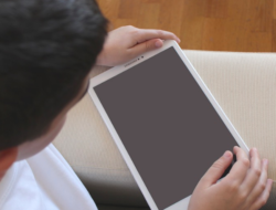 Orang Tua Wajib Tahu! Cara Mengontrol Penggunaan Gadget Anak di Era Digital