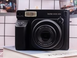 Instax Wide 400 Jet Black Meluncur, Kamera Instan Makin Digemari Generasi Muda