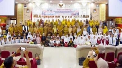 Wali Kota Pariaman Yota Balad bersama peserta Festival Lomba Seni foto bersama.