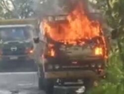 Api Lahap Kabin Truk Pengangkut Combine Harvester di Lamongan, Mesin Berhasil Diselamatkan