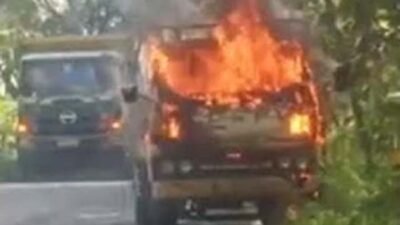 Api Lahap Kabin Truk Pengangkut Combine Harvester di Lamongan, Mesin Berhasil Diselamatkan