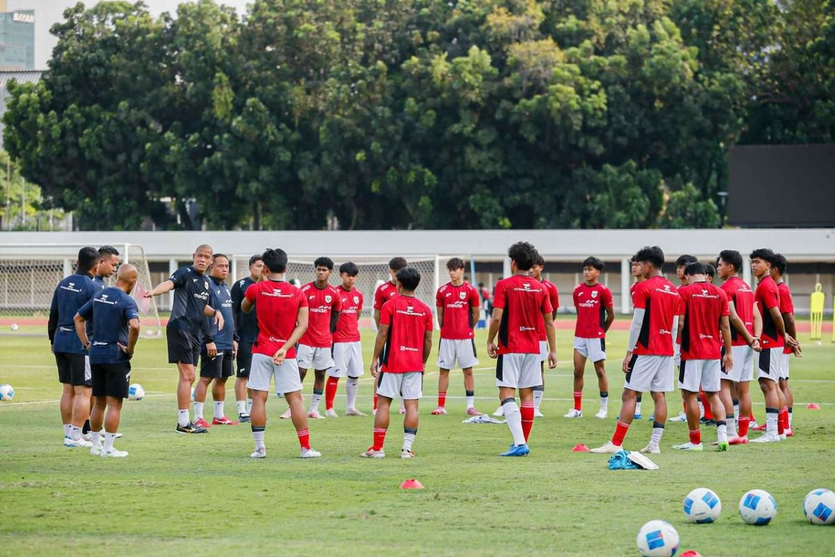 Nova Arianto memimpin latihan Timnas Indonesia U-20.