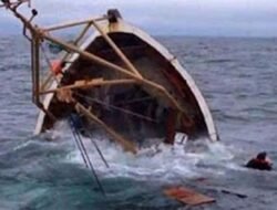 Ombak Kuat Tergulung Perahu Nelayan di Pesisir Selatan, Tim SAR Dikerahkan