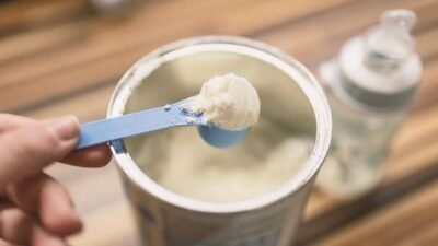 Tak sedikit ibu yang belum tahu soal kapan susu formula boleh diberikan untuk si kecil.