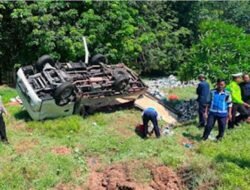 Ban Pecah di KM 67 Tol Medan–Tebing Tinggi, Pikap Hilang Kendali dan Terguling