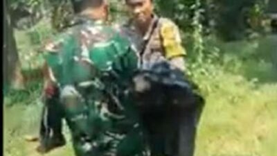 Petugas mengevakuasi jasad bocah laki-laki yang diserang anjing.