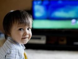Aturan Menonton TV untuk Anak Berdasarkan Usia, Orang Tua Wajib Pahami