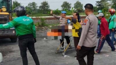 Petugas mengevakuasi korban kecelakaan ditabrak mobil