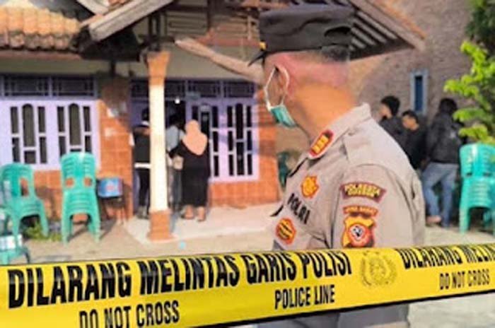 Polisi mengolah TKP kasus pembunuhan dan perampokan.