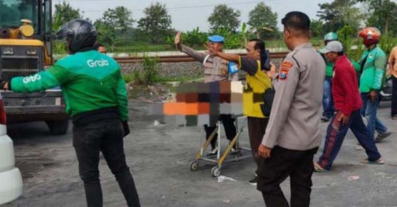 Petugas mengevakuasi korban kecelakaan ditabrak mobil