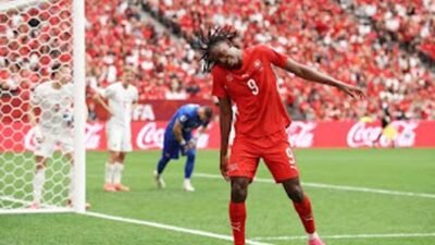 Swiss memastikan juara Grup B usai menaklukkan Kanada 2-1.