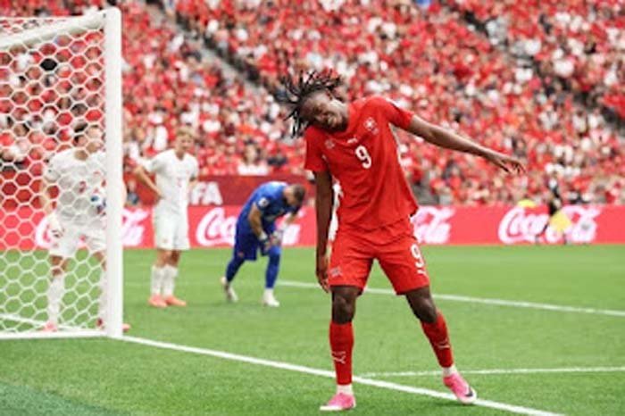 Swiss memastikan juara Grup B usai menaklukkan Kanada 2-1.