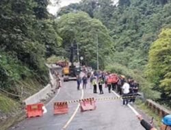 Hujan Deras Picu Longsor di Lembah Anai, Jalan Nasional Tertutup Tanah dan Batu