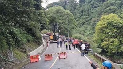 Hujan Deras Picu Longsor di Lembah Anai, Jalan Nasional Tertutup Tanah dan Batu
