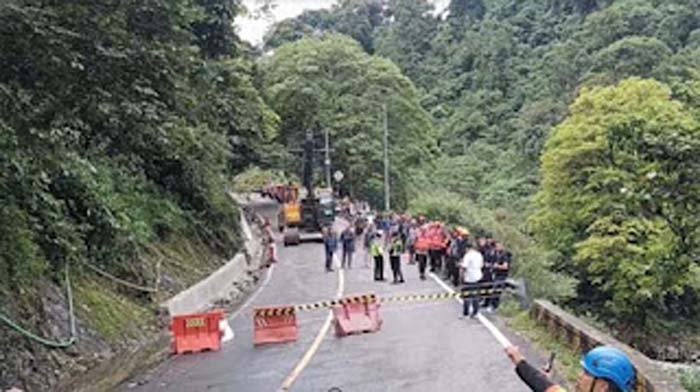 Petugas menutup jalur longsor di kawasan Lembah Anai.