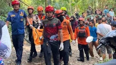 Tim SAR mengevakuasi jasad balita 5 tahun yang meninggal di Sungai.