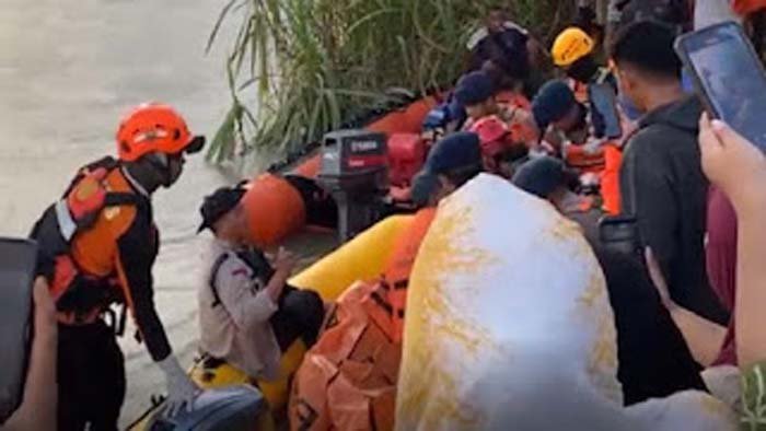 Tim SAR gabungan menemukan korban terseret banjir Sungai Rongkong.