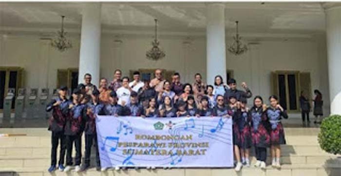 Sekdaprov Sumbar Arry Yuswandi bersama kontingen Sumbar.