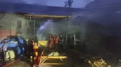Respons Cepat Damkar Cegah Kebakaran Meluas di Padang