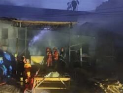 Respons Cepat Damkar Cegah Kebakaran Meluas di Padang