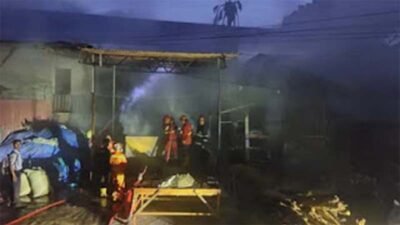 Personel Damkar Kota Padang tengah berupaya memadamkan api