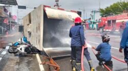 Truk Trafo PLN Terbalik dan Terbakar di Simpang Tugu Tabuik Pariaman