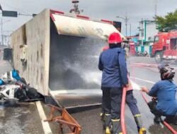 Truk Pengangkut Trafo Terbakar, Damkar Turun Tangan