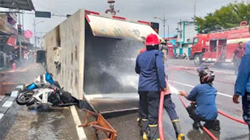 Truk Trafo PLN Terbalik dan Terbakar di Simpang Tugu Tabuik Pariaman