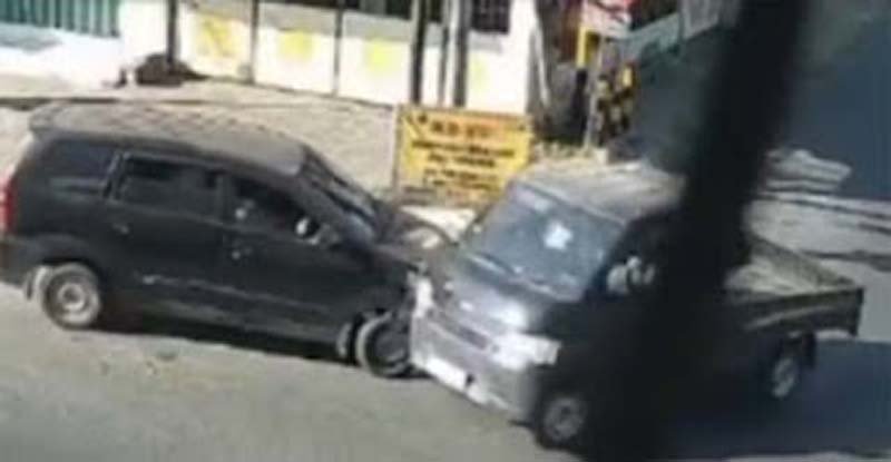 Mobil Daihatsu Xenia dan Gran Max bertabrakan usai menerobos lampu merah