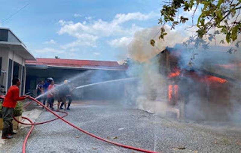Toko Fotokopi Terbakar di Kota Solok, Lima Unit Damkar Dikerahkan