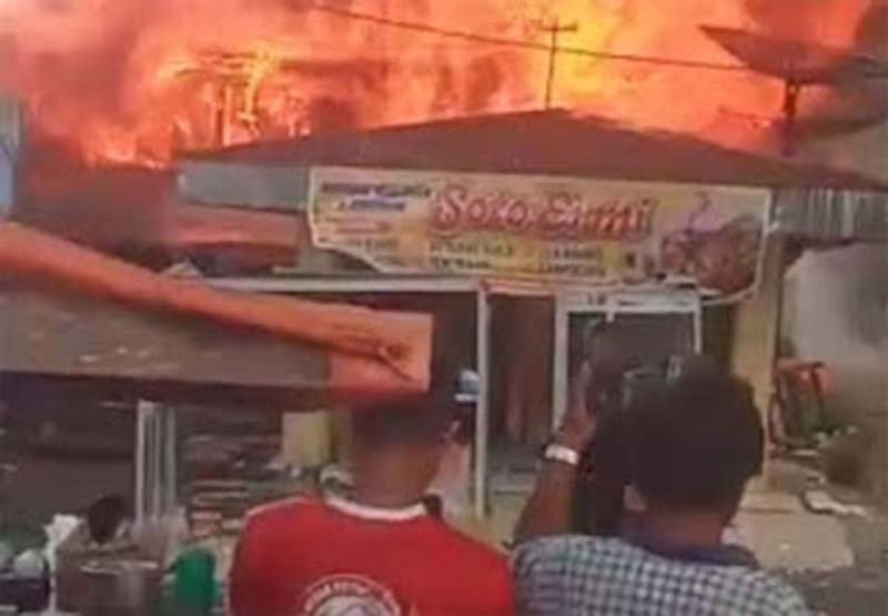 Padang Pariaman - Kebakaran besar melanda Pasar Kayu Tanam, Kabupaten Padang Pariaman, pada Rabu (22/7), mengakibatkan 15 unit toko hangus dilalap api. Peristiwa tersebut terjadi sekitar pukul 10.13 WIB dan menyebabkan aktivitas di kawasan pasar lumpuh sementara. Komandan Wilayah I Damkar Padang Pariaman, Satria Buana Putra, mengatakan titik api pertama kali diketahui berasal dari salah satu toko di area pasar. Dalam waktu singkat, kobaran api merambat ke bangunan lain yang berdempetan sehingga proses pemadaman menjadi lebih sulit. Setelah menerima laporan dari masyarakat, petugas pemadam kebakaran langsung diterjunkan ke lokasi. Lebih dari sepuluh unit armada pemadam bersama personel gabungan dikerahkan untuk mengendalikan kebakaran. Upaya pemadaman berlangsung hampir tiga jam hingga api akhirnya berhasil dipadamkan sekitar pukul 13.00 WIB. Meski menyebabkan kerusakan cukup besar, insiden tersebut tidak menimbulkan korban jiwa. Sementara itu, penyebab pasti kebakaran masih didalami oleh pihak kepolisian. Sebelumnya, kobaran api yang membesar di Pasar Kayu Tanam sempat menjadi perhatian masyarakat. Berdasarkan informasi yang dihimpun, api dengan cepat menghanguskan belasan toko sebelum akhirnya dapat dikendalikan oleh petugas. Rekaman video yang beredar di media sosial memperlihatkan asap hitam pekat membumbung tinggi dari kawasan pasar. Api terlihat membesar di antara deretan bangunan, sementara warga memadati tepi jalan untuk menyaksikan proses pemadaman. Ramainya warga yang berkumpul di sekitar lokasi juga sempat memengaruhi arus lalu lintas di sekitar pasar. Dalam video tersebut tampak sejumlah orang merekam kejadian dari kejauhan, sedangkan lainnya berusaha mendekati lokasi untuk mengetahui kondisi terkini saat kebakaran masih berlangsung.(des*)