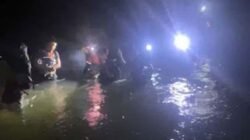 Terjebak di Tengah Arus Sungai Bangek, Tiga Warga Padang Minta Bantuan Keluarga