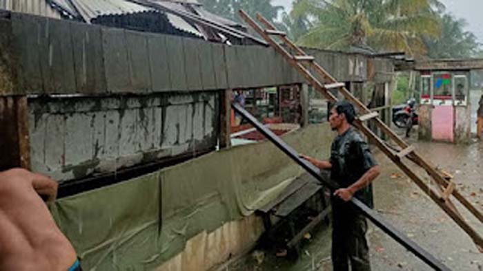 Simpang Robet Nagari Ranah Air Haji, Kecamatan Sungai Aur, Pasbar dilanda angin puting beliung.