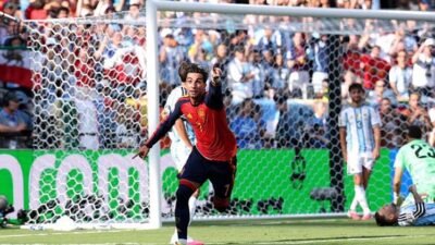 Penyerang Spanyol Ferran Torres merayakan golnya ke gawang Argentina