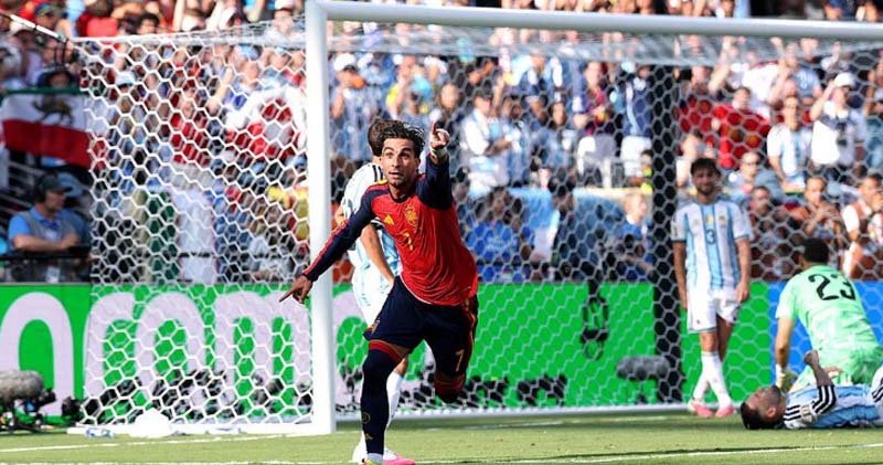 Penyerang Spanyol Ferran Torres merayakan golnya ke gawang Argentina