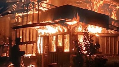 Kebakaran Dini Hari di Cupak, Dua Rumah Warga Hangus Terbakar.