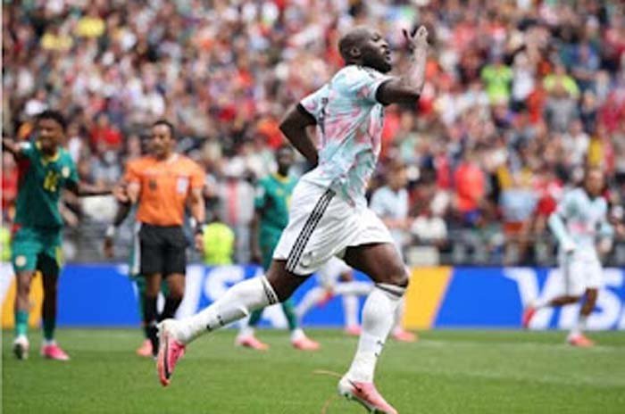Striker Belgia Romelu Lukaku, merayakan golnya ke gawang Senegal.