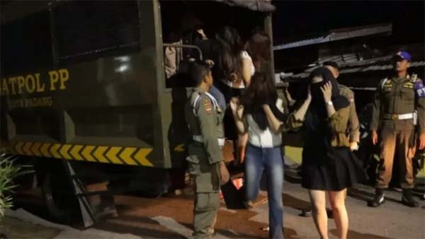 Satpol PP Kota Padang melaksanakan patroli pengawasan rutin